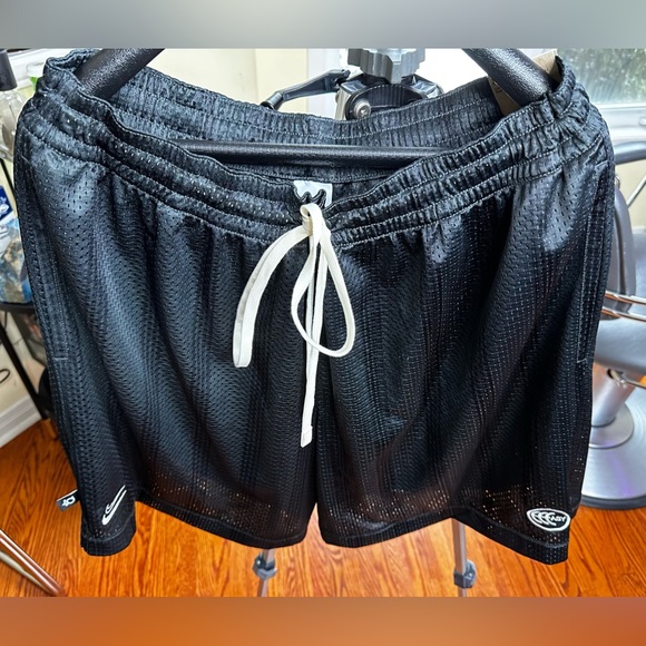 Beautiful Nike Shorts - Picture 5 of 6